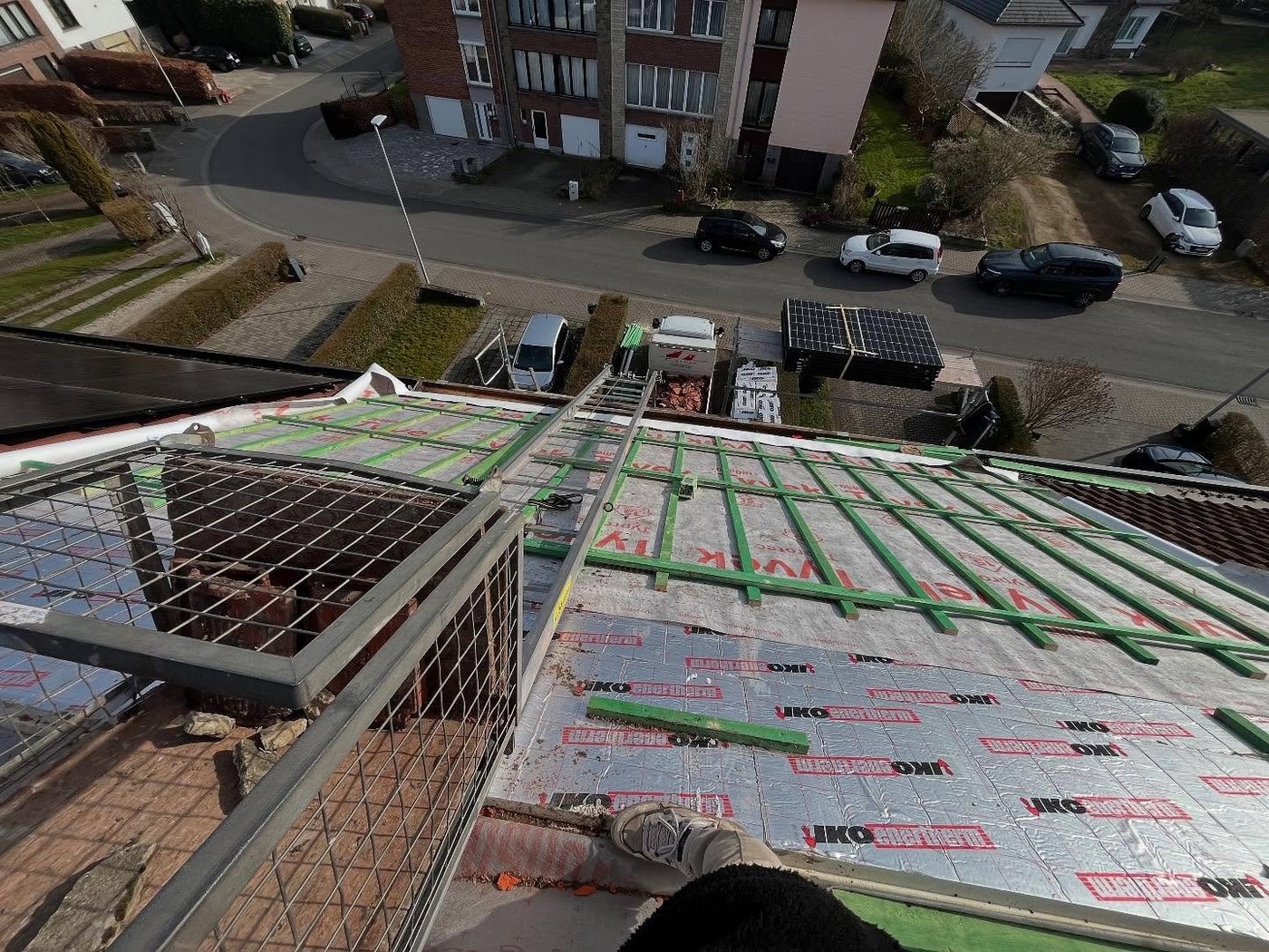 Pose d'isolation IKO Enertherm avec contre-lattage